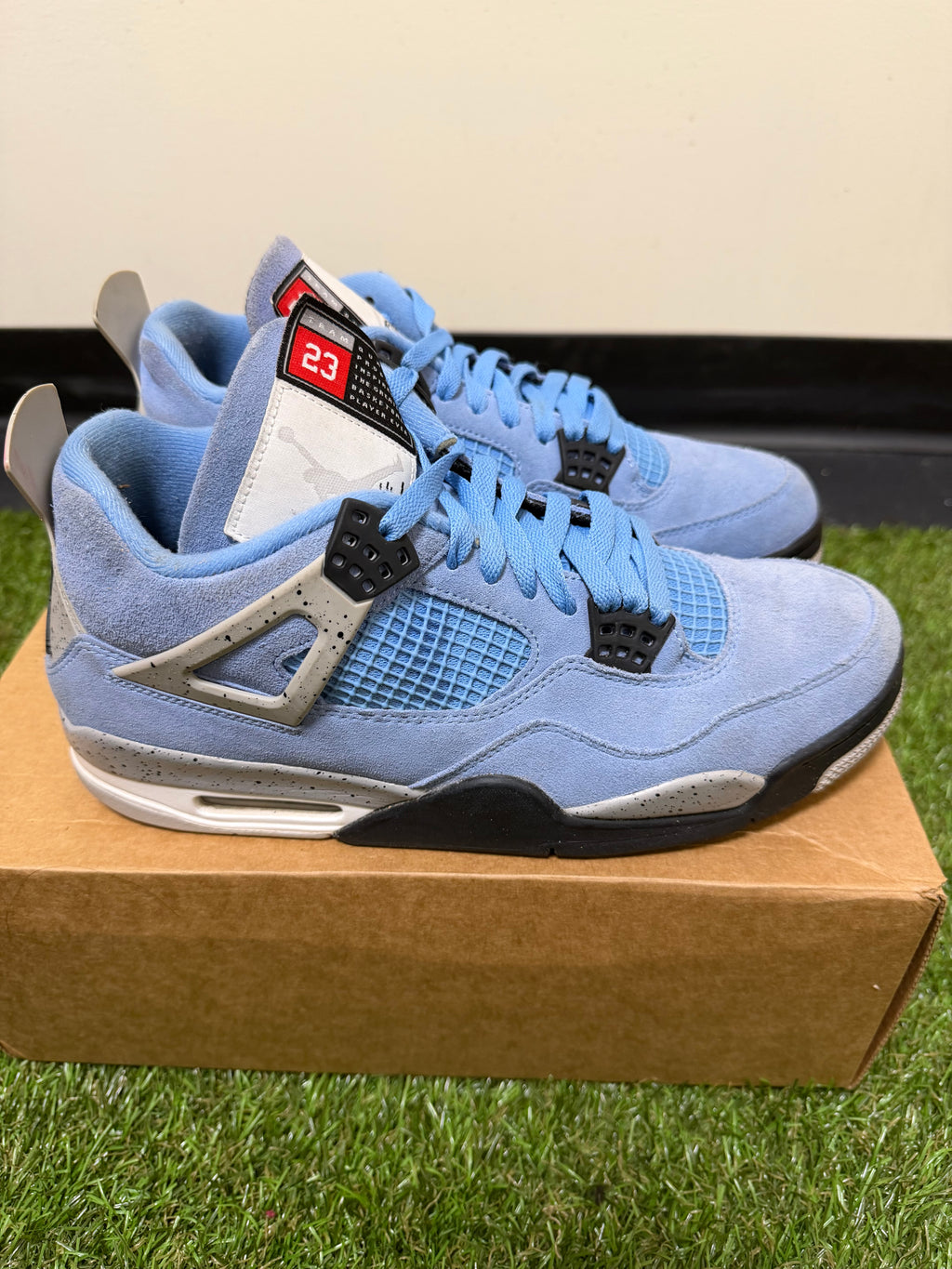 JORDAN 4 University Blue PREOWED NO BOX