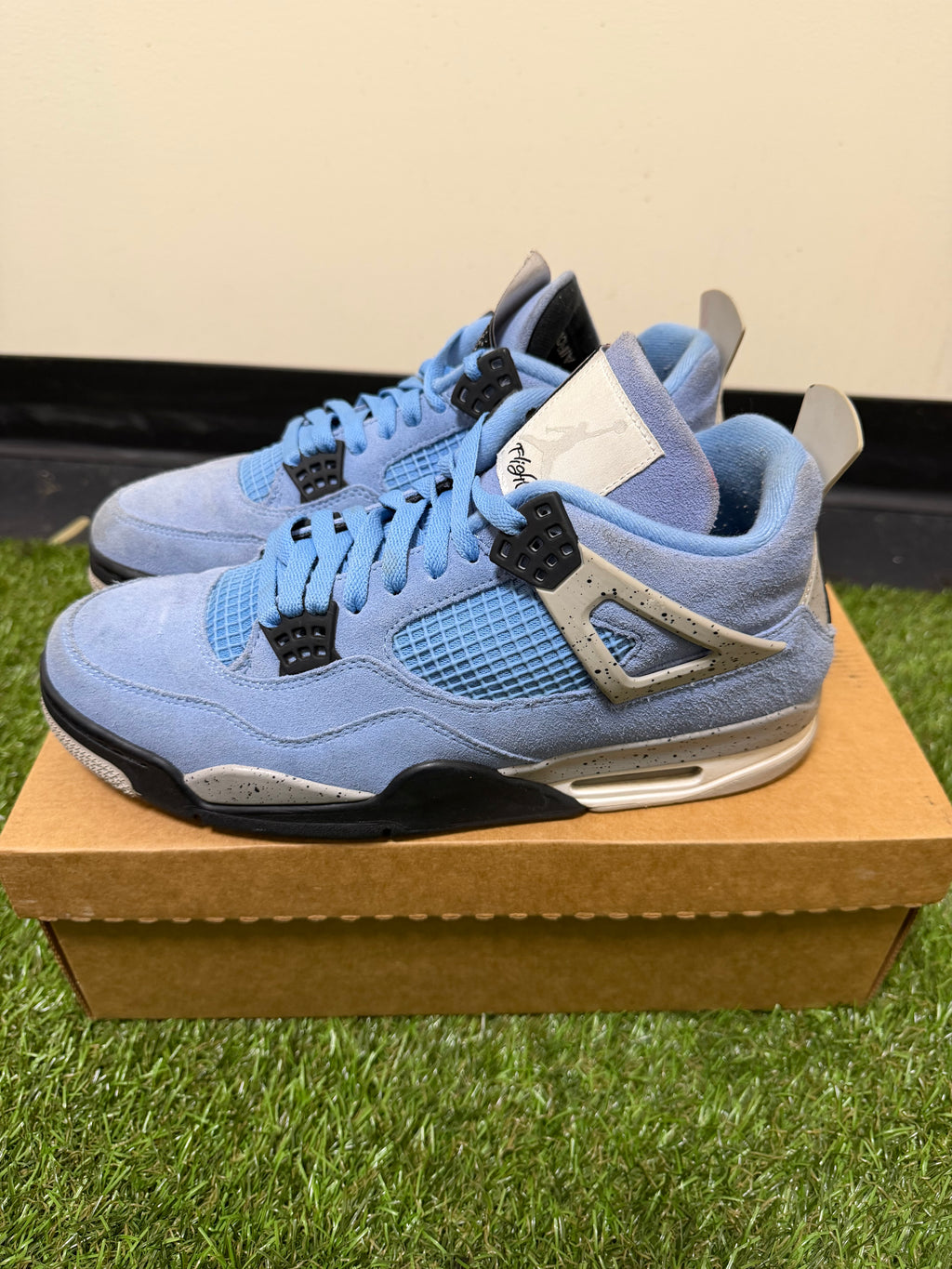 JORDAN 4 University Blue PREOWED NO BOX
