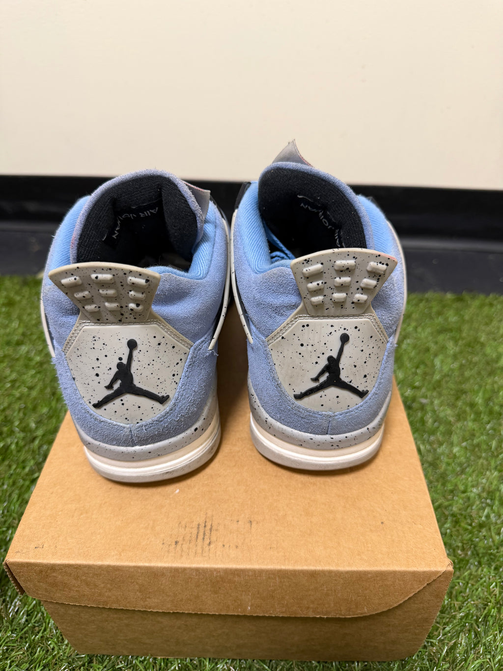 JORDAN 4 University Blue PREOWED NO BOX